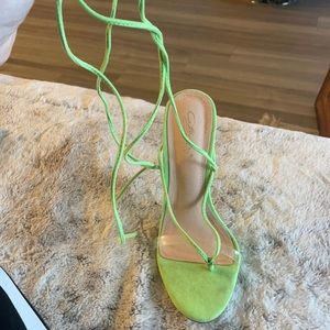 Super cute unique green heels